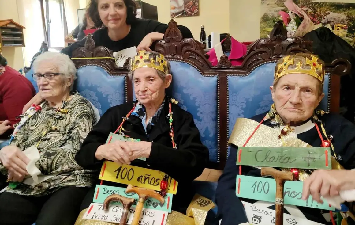 Las residentes Clara Fernández y Auxilia Llorente han alcanzado los 100 años, mientras que Donina Cabezas ha celebrado sus 101 primaveras.