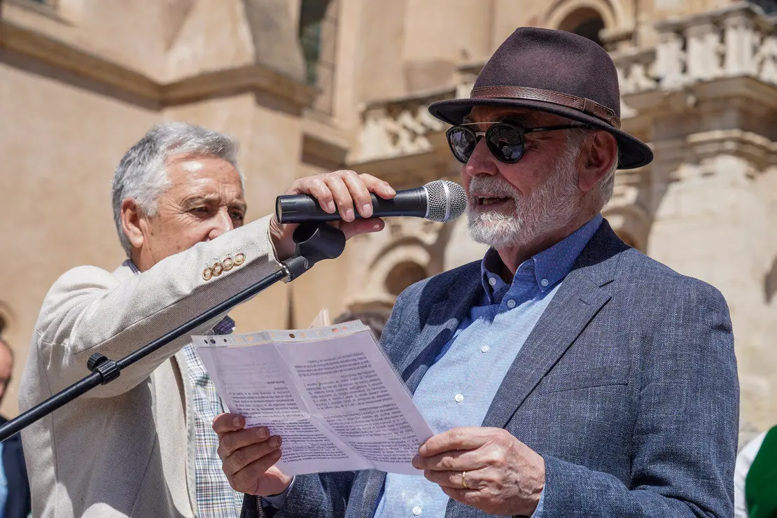 Acto de lectura de los Decreta de 1188 del rey Alfonso IX, precedida por un breve discurso de Juan Pedro Aparicio, a cargo de una treintena de personas