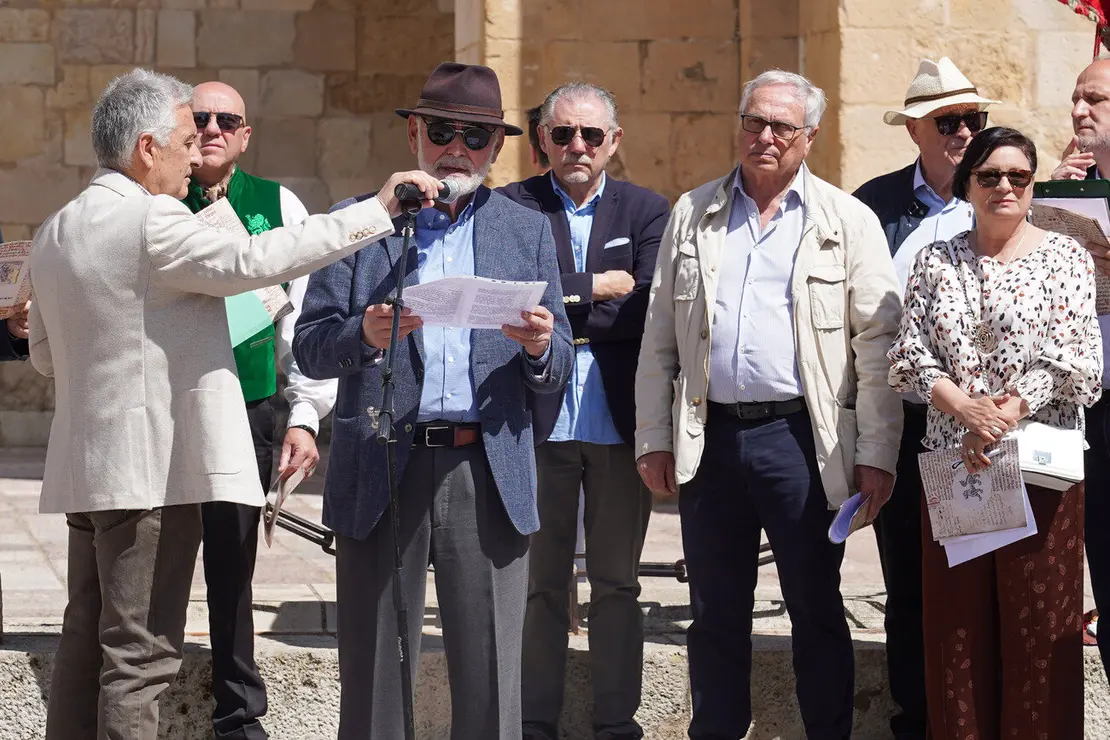 Acto de lectura de los Decreta de 1188 del rey Alfonso IX, precedida por un breve discurso de Juan Pedro Aparicio, a cargo de una treintena de personas. Foto: Campillo.