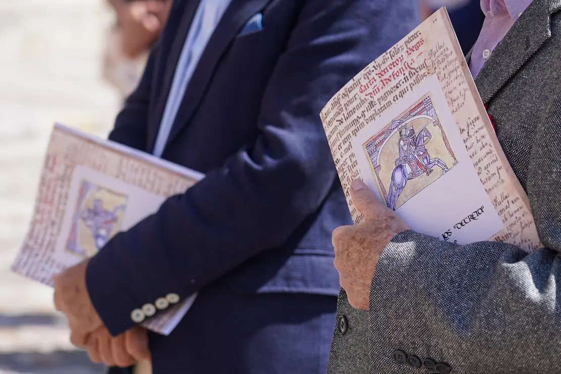 Acto de lectura de los Decreta de 1188 del rey Alfonso IX, precedida por un breve discurso de Juan Pedro Aparicio, a cargo de una treintena de personas
