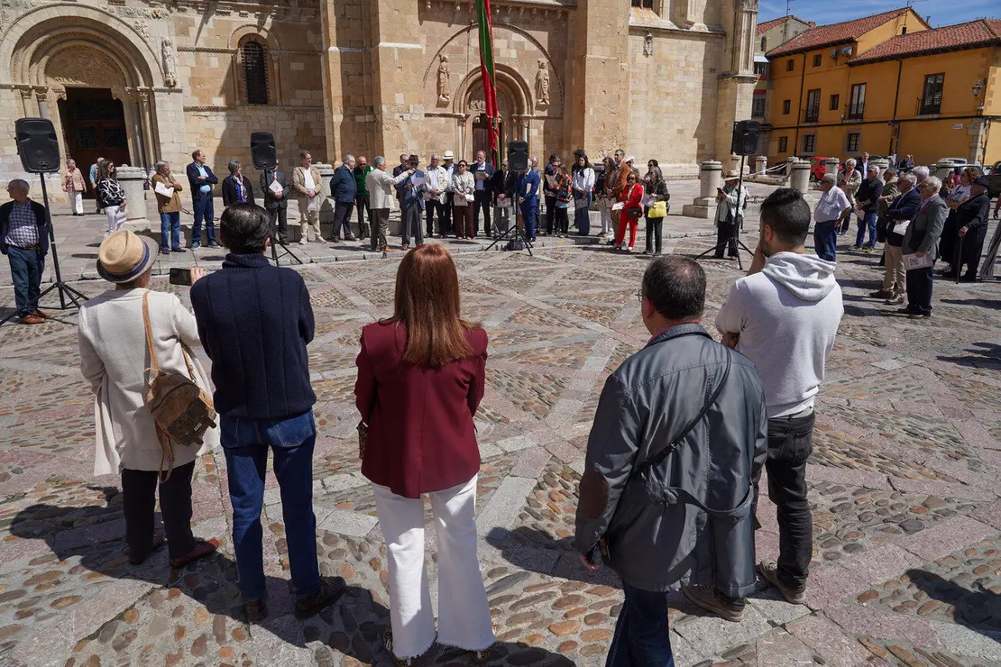 Acto de lectura de los Decreta de 1188 del rey Alfonso IX, precedida por un breve discurso de Juan Pedro Aparicio, a cargo de una treintena de personas