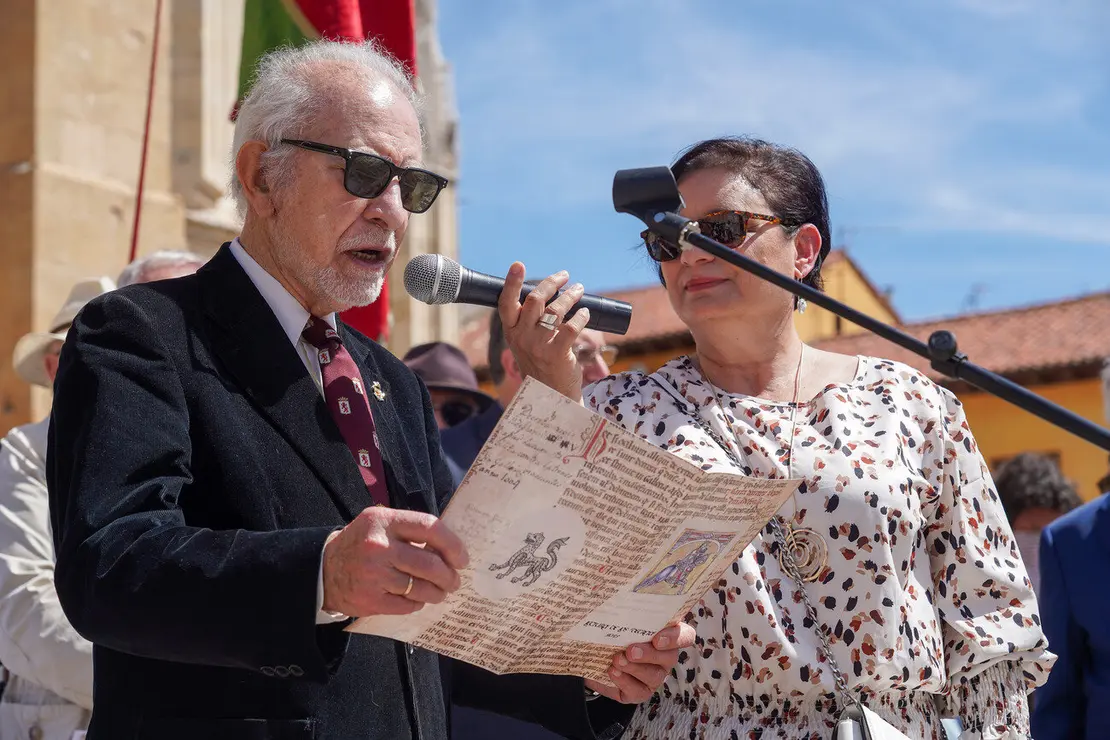 Acto de lectura de los Decreta de 1188 del rey Alfonso IX, precedida por un breve discurso de Juan Pedro Aparicio, a cargo de una treintena de personas. Foto: Campillo.