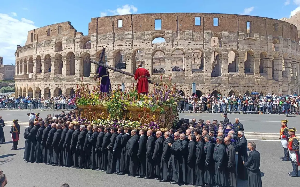 El Nazareno pasa ante el Coliseo Romano.
