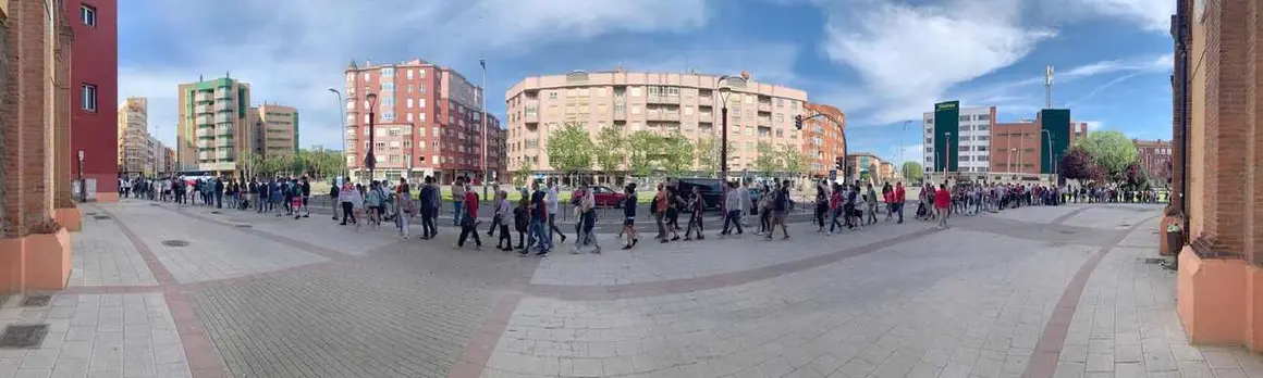 Y sigue llegando gente a la fanzone.