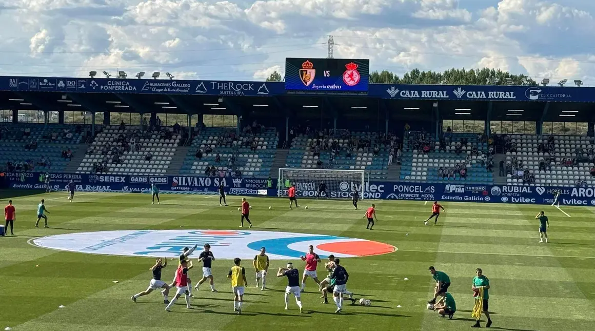 Calientan los dos equipos sobre el terreno de juego.