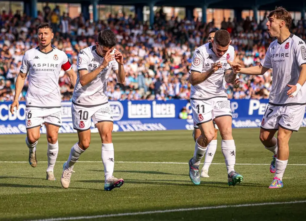 Gallar celebra su gol en El Toralín en la penúltima jornada de competición regular.