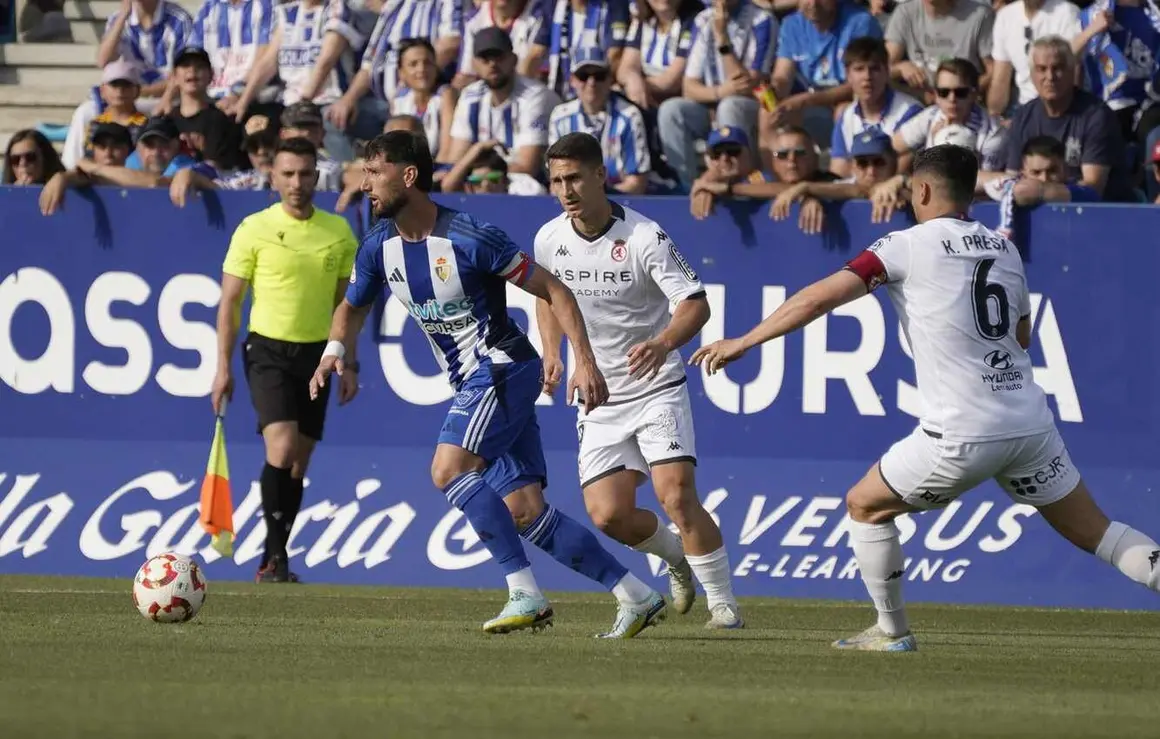 Borja Valle en un lance del encuentro, acosado por los jugadores de la Cultural.