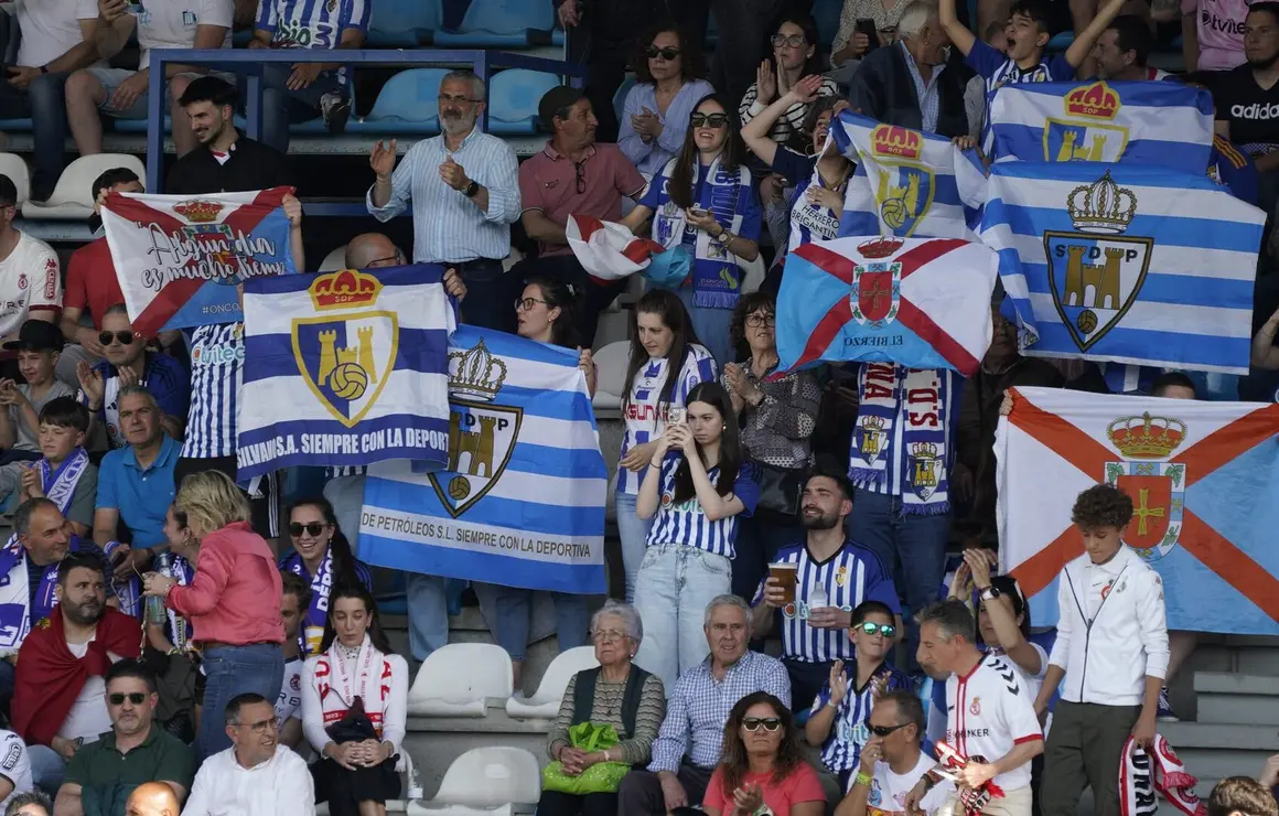 La grada local no deja de animar a su equipo.