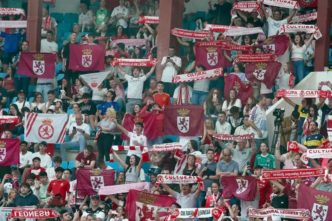 Más de 6.000 aficionados convirtieron el León Arena en un estadio improvisado, en una jornada de pasión, esperanza y desconsuelo que reafirmó la fuerza del sentimiento culturalista. Fotos: Campillo