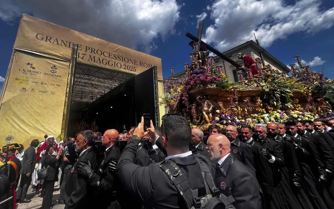 La Cofradía del Dulce Nombre de Jesús Nazareno de León participa en la Gran Procesión organizada con motivo del Jubileo de las Cofradías en Roma.