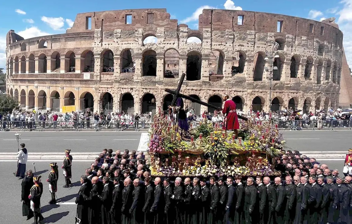 La Cofradía del Dulce Nombre de Jesús Nazareno de León participa en la Gran Procesión organizada con motivo del Jubileo de las Cofradías en Roma.