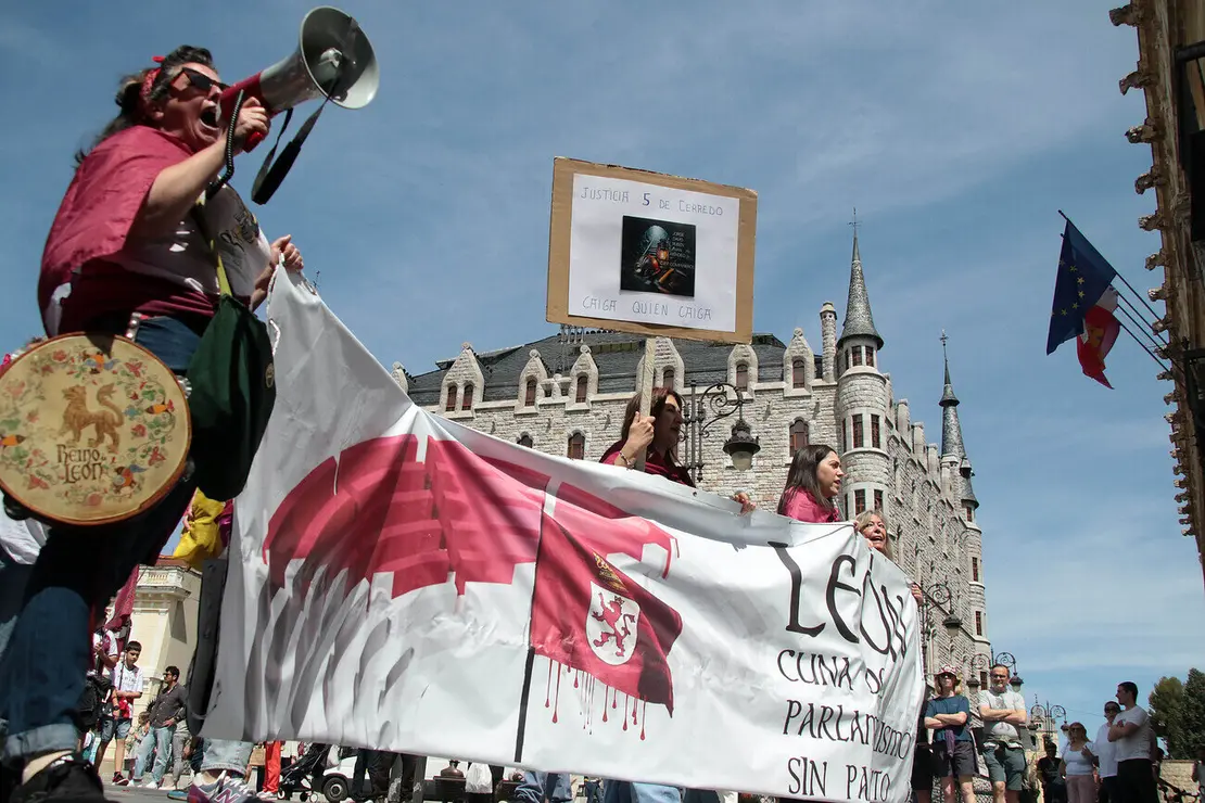 Más de un millar de personas asisten a la convocatoria de Conceyu País Llionés y Xuntanza Llionesista en León. Foto: Peio García.