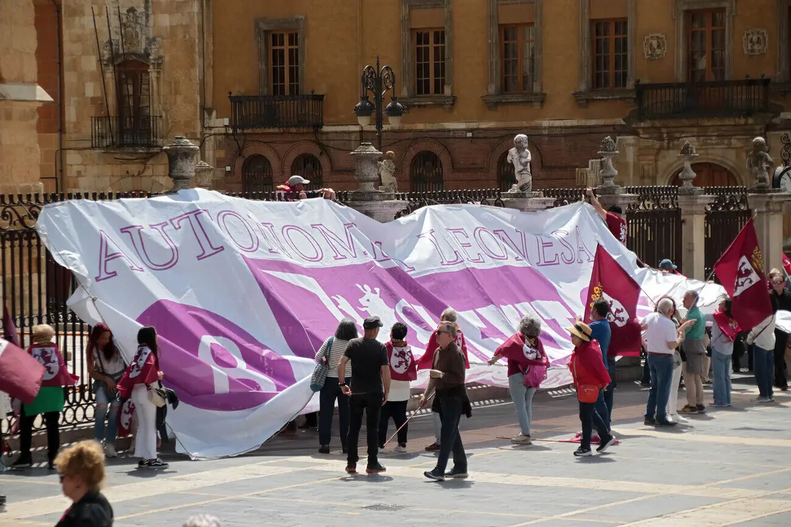 Más de un millar de personas asisten a la convocatoria de Conceyu País Llionés y Xuntanza Llionesista en León