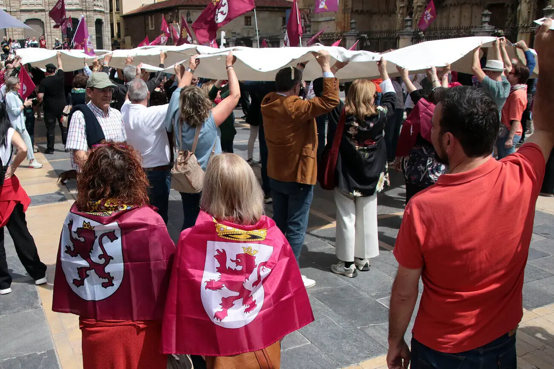 Más de un millar de personas asisten a la convocatoria de Conceyu País Llionés y Xuntanza Llionesista en León
