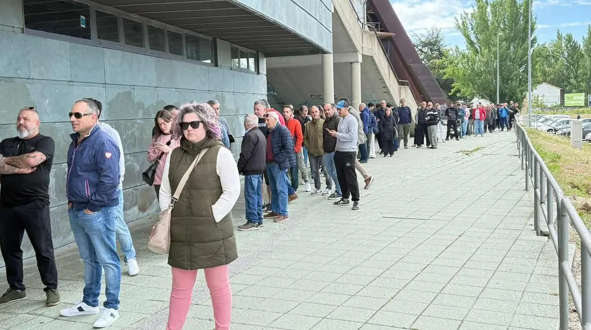 Cientos de aficionados hacen cola en el estadio Reino de León para hacerse con una entrada para el decisivo Cultural-Andorra. Fotos: Carlos García