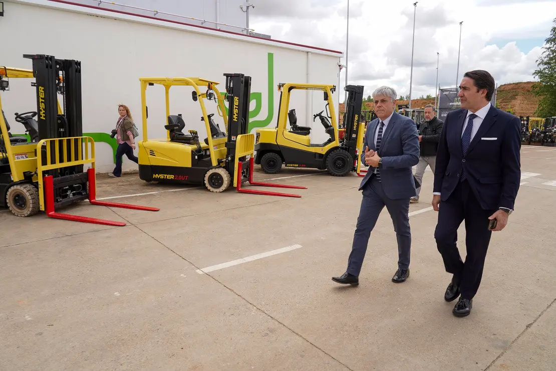 El consejero de Medio Ambiente, Vivienda y Ordenación del Territorio, Juan Carlos Suárez-Quiñones, inaugura las nuevas instalaciones de la empresa GAM