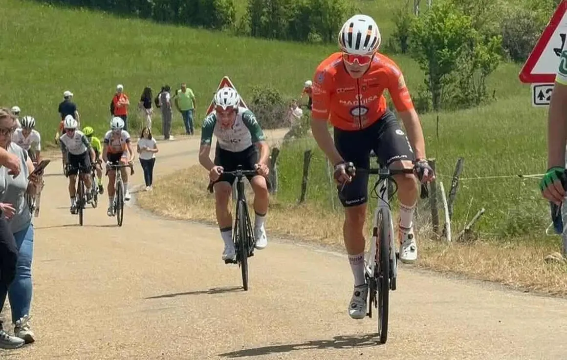 El V Trofeo Ciclista Senén Blanco consagra a las jóvenes promesas en Garrafe de Torío. Más de un centenar de corredores recorrieron los 59 exigentes kilómetros del campeonato provincial cadete, puntuable para el Trofeo Castilla y León.
