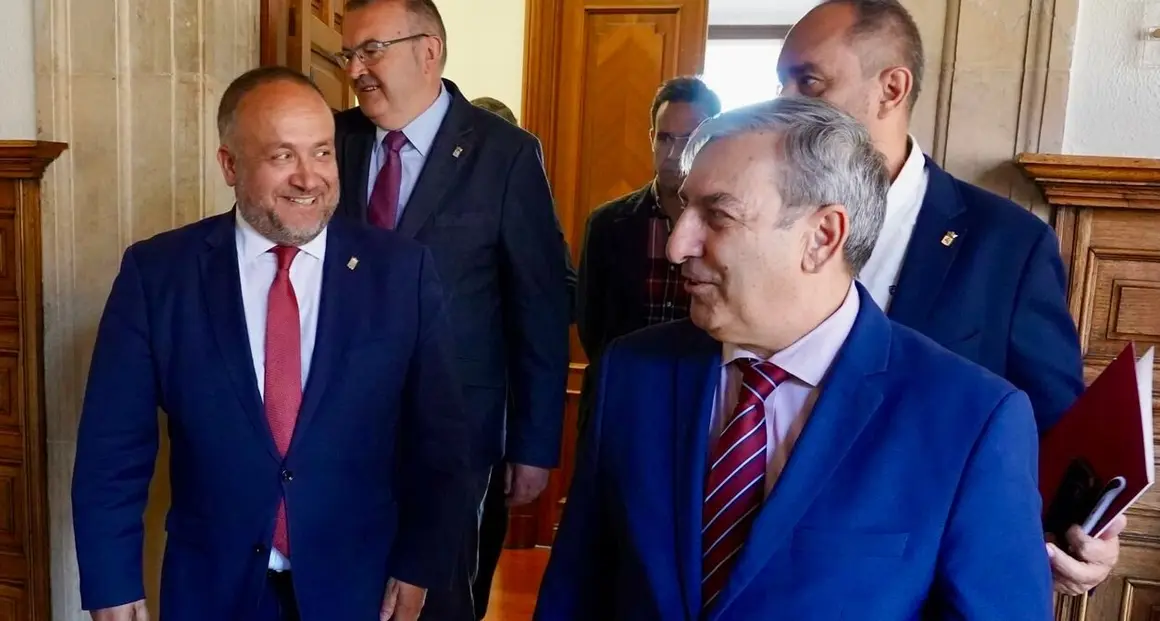 El presidente de la Diputación de León, Gerardo Álvarez Courel, y los vicepresidentes Roberto Aller y Valentín Martínez reciben al consejero de Movilidad y Transformación Digital, José Luis Sanz Merino, para abordar el convenio sobre Territorio Rural Inteligente y la mejora de la TDT