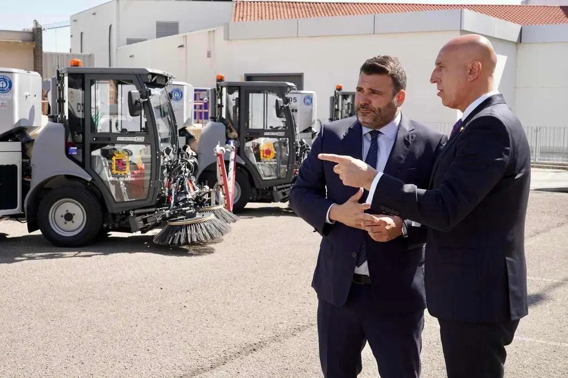 El alcalde de León, José Antonio Diez, y el concejal de Limpieza y Residuos, Jon Fernández, presentan nuevos vehículos para el Servicio de Limpieza. Fotos: Campillo