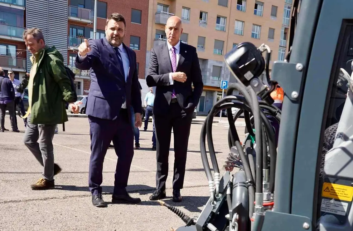 El alcalde de León, José Antonio Diez, y el concejal de Limpieza y Residuos, Jon Fernández, presentan nuevos vehículos para el Servicio de Limpieza