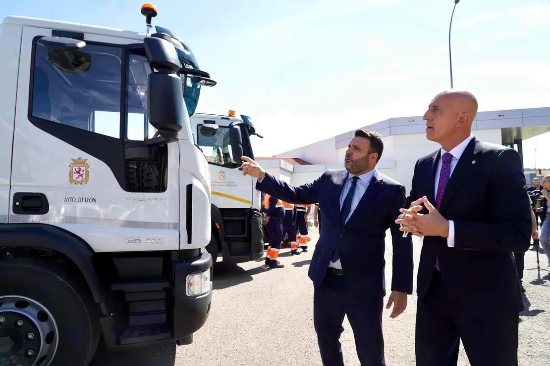 El alcalde de León, José Antonio Diez, y el concejal de Limpieza y Residuos, Jon Fernández, presentan nuevos vehículos para el Servicio de Limpieza