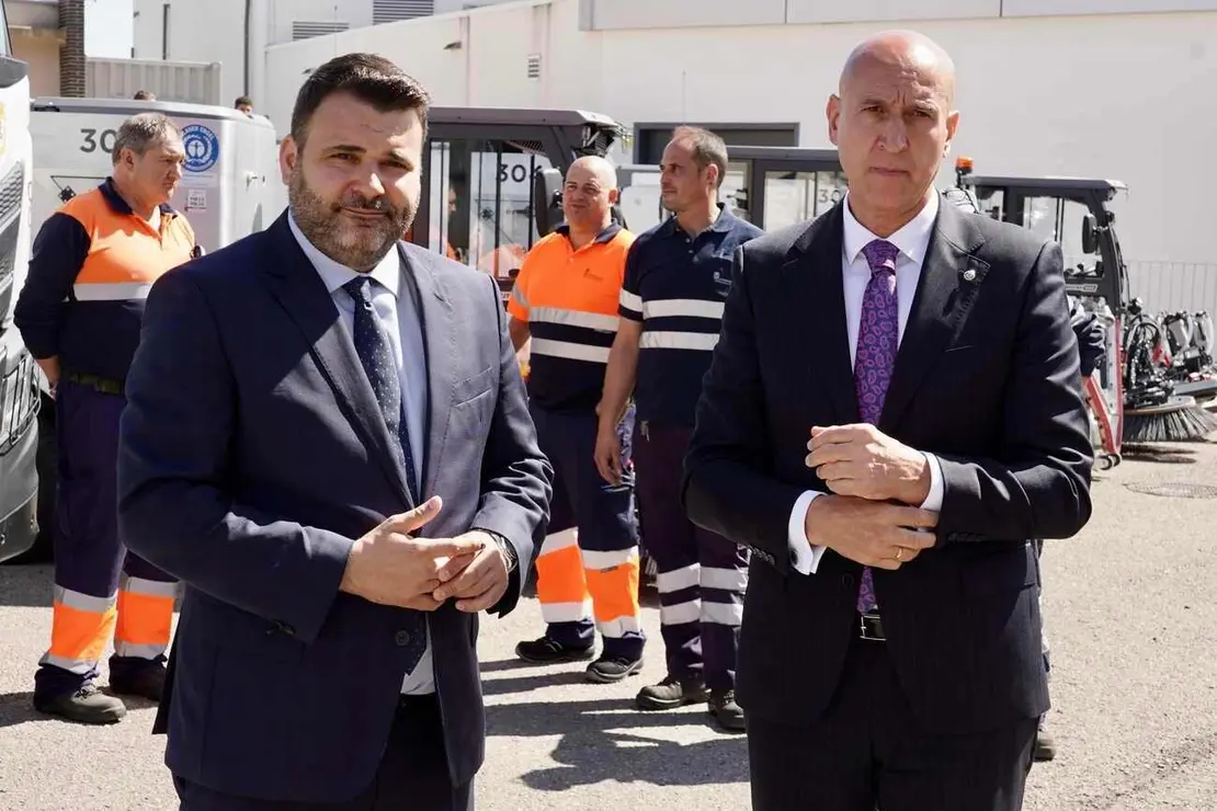 El alcalde de León, José Antonio Diez, y el concejal de Limpieza y Residuos, Jon Fernández, presentan nuevos vehículos para el Servicio de Limpieza
