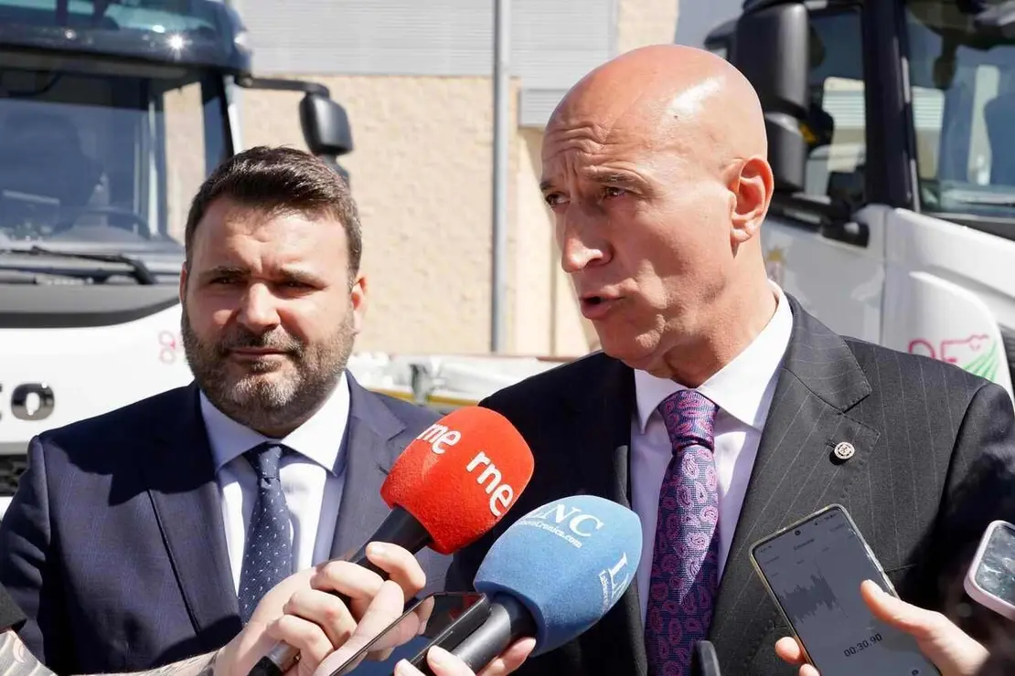 El alcalde de León, José Antonio Diez, y el concejal de Limpieza y Residuos, Jon Fernández, presentan nuevos vehículos para el Servicio de Limpieza