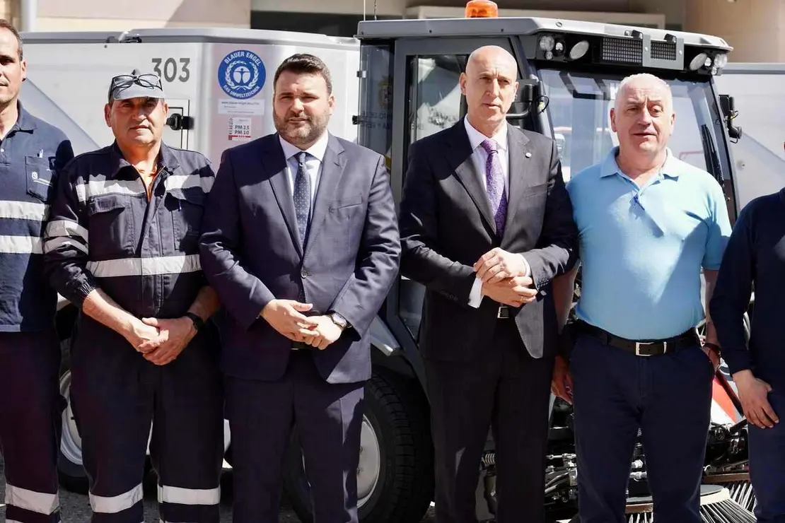 El alcalde de León, José Antonio Diez, y el concejal de Limpieza y Residuos, Jon Fernández, presentan nuevos vehículos para el Servicio de Limpieza