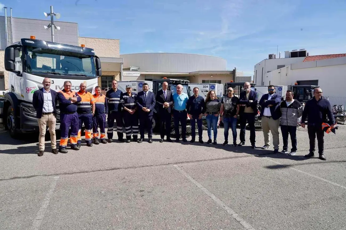 El alcalde de León, José Antonio Diez, y el concejal de Limpieza y Residuos, Jon Fernández, presentan nuevos vehículos para el Servicio de Limpieza
