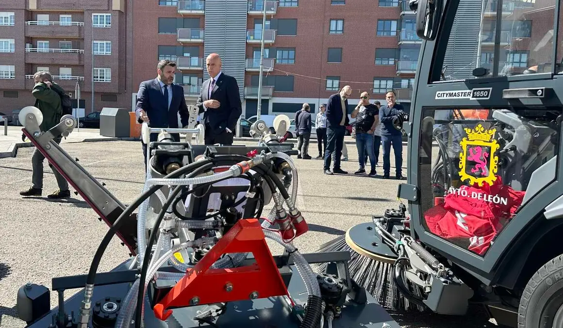 El alcalde de León, José Antonio Diez, y el concejal de Limpieza y Residuos, Jon Fernández, presentan nuevos vehículos para el Servicio de Limpieza. Foto: Ayuntamiento de León