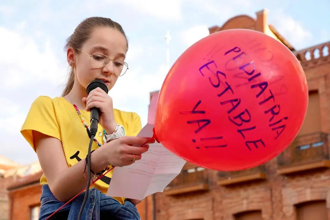 La Plataforma de Familiares lidera una protesta multitudinaria que exige una atención pediátrica digna en el centro de salud de la comarca