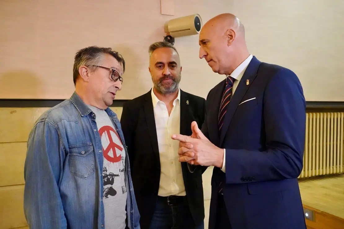 La Federación de Servicios, Movilidad y Consumo de UGT en Castilla y León celebra sus Jornadas de Acción sindical y Negociación Colectiva, Juventud, Mujeres y personas LGTBI. El secretario general de UGT Castilla y León, Óscar Lobo, atiende a los medios junto al secretario general de FeSMC UGT CyL, Héctor Yágüez Martín, la secretaria de Acción Sindical y Coordinación Sectorial de FeSMC UGT CyL, Mónica Gay Ceñal, y el vicesecretario General Área externa de FeSMC, Pedro Aller