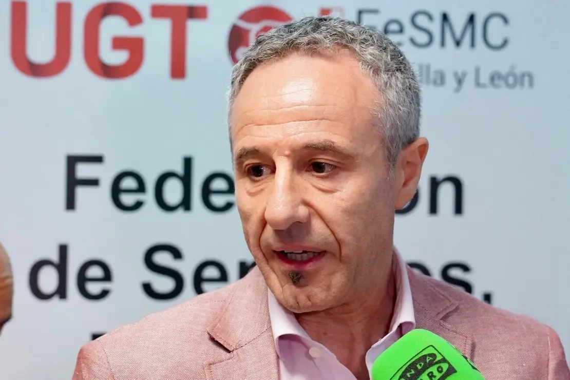 La Federación de Servicios, Movilidad y Consumo de UGT en Castilla y León celebra sus Jornadas de Acción sindical y Negociación Colectiva, Juventud, Mujeres y personas LGTBI. El secretario general de UGT Castilla y León, Óscar Lobo, atiende a los medios junto al secretario general de FeSMC UGT CyL, Héctor Yágüez Martín, la secretaria de Acción Sindical y Coordinación Sectorial de FeSMC UGT CyL, Mónica Gay Ceñal, y el vicesecretario General Área externa de FeSMC, Pedro Aller
