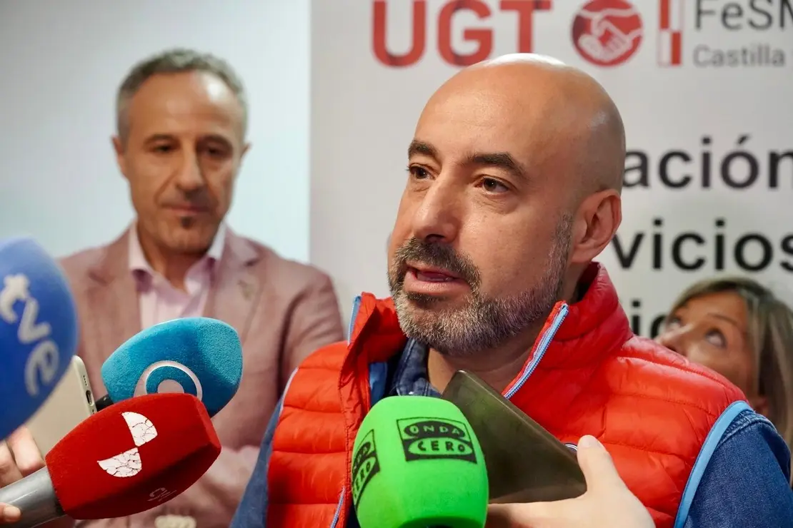 La Federación de Servicios, Movilidad y Consumo de UGT en Castilla y León celebra sus Jornadas de Acción sindical y Negociación Colectiva, Juventud, Mujeres y personas LGTBI. El secretario general de UGT Castilla y León, Óscar Lobo, atiende a los medios junto al secretario general de FeSMC UGT CyL, Héctor Yágüez Martín, la secretaria de Acción Sindical y Coordinación Sectorial de FeSMC UGT CyL, Mónica Gay Ceñal, y el vicesecretario General Área externa de FeSMC, Pedro Aller