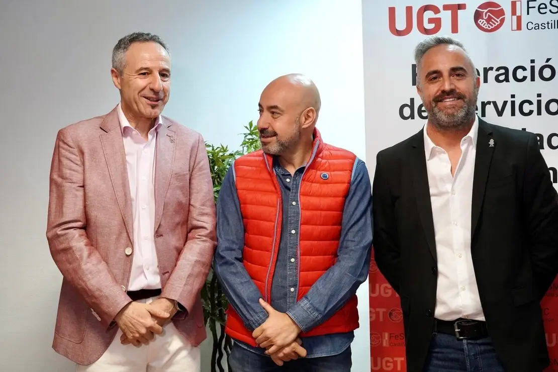 La Federación de Servicios, Movilidad y Consumo de UGT en Castilla y León celebra sus Jornadas de Acción sindical y Negociación Colectiva, Juventud, Mujeres y personas LGTBI. El secretario general de UGT Castilla y León, Óscar Lobo, atiende a los medios junto al secretario general de FeSMC UGT CyL, Héctor Yágüez Martín, la secretaria de Acción Sindical y Coordinación Sectorial de FeSMC UGT CyL, Mónica Gay Ceñal, y el vicesecretario General Área externa de FeSMC, Pedro Aller