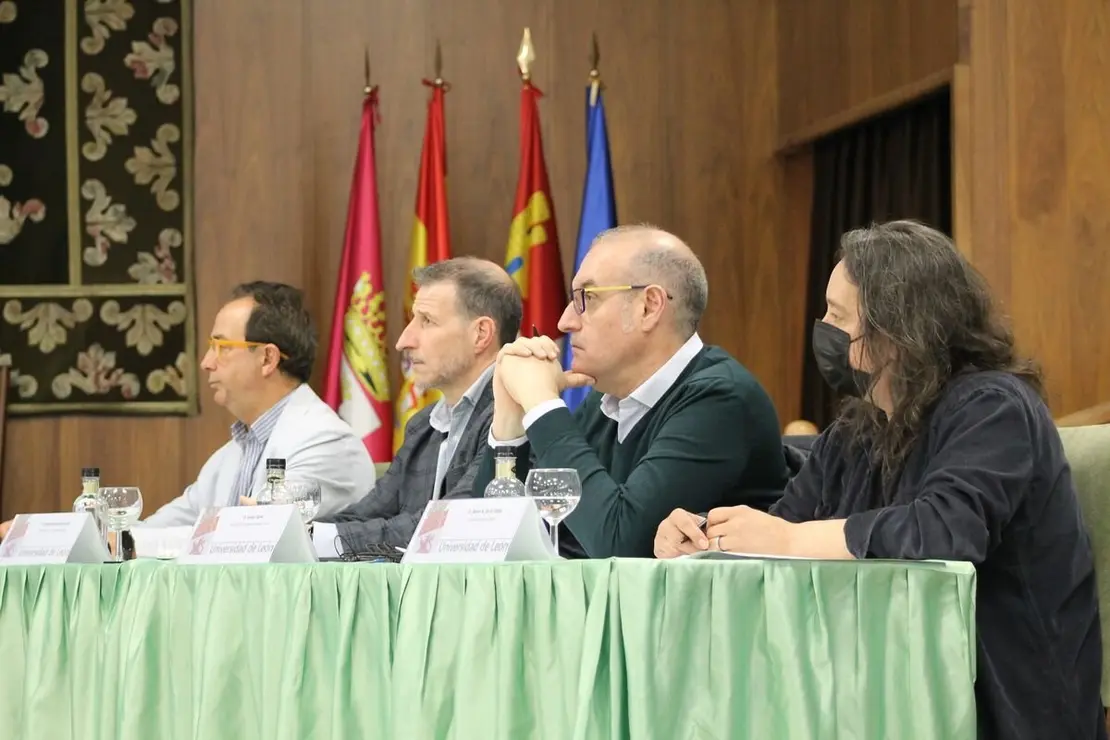 El jurado compuesto por José Antonio Crespo, Ángel González Martínez, Javier Calvo, director de EL HERALDO DE LEÓN, y Javier R. de la Varga. / ULE