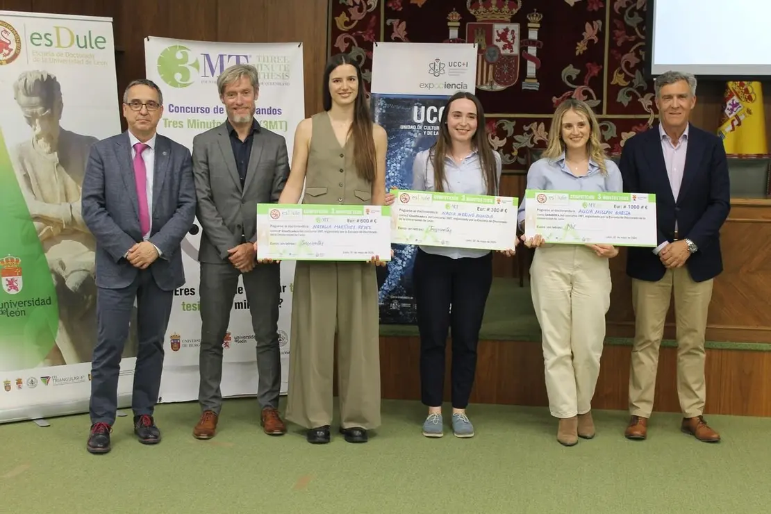 Las tres ganadoras con representantes de organización y patrocinadores. / ULE