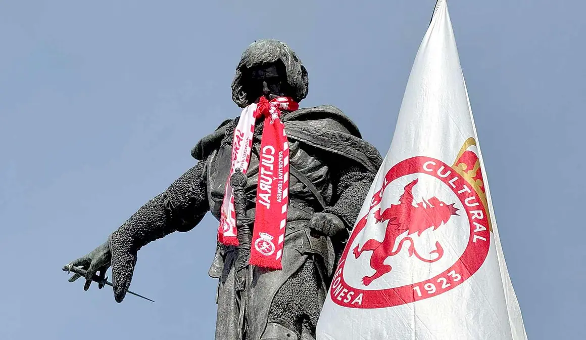 La estatua de Guzmán el Bueno con la bufanda y la bandera de la Cultural, este miércoles.