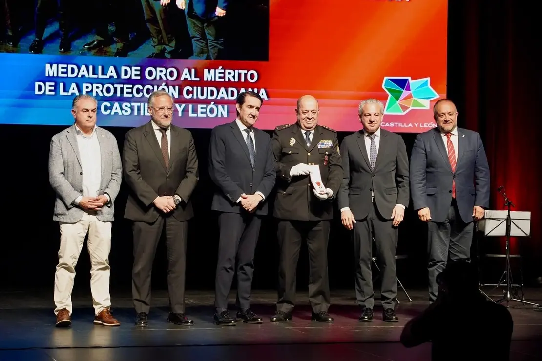 Celebración del acto de entrega de las Medallas al Mérito de la Protección Ciudadana de Castilla y León 2024, al que asisten el consejero de Medio Ambiente, Vivienda y Ordenación del Territorio, Juan Carlos Suárez-Quiñones, y el presidente de las Cortes, Carlos Pollán