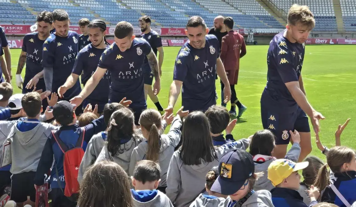 El "Cultural, Cultural..." de los más pequeños animando a su equipo en el centro de León. Los alumnos del colegio Maristas San José recorren el centro de la ciudad animando al equipo leonés ante el decisivo duelo ante el Andorra y con posterioridad se citan con la plantilla para darle ánimo.