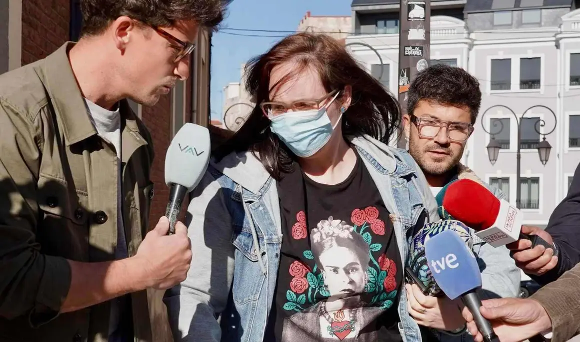 La acusada de usar burundanga ha asegurado que la familia que le prestó 200.000 euros sabía que no eran para sufragar un tratamiento contra el cáncer: "Soy una subnormal, pero ellos sabían a qué me dedicaba y les venía bien". En las imágenes, la acusada en el momento de llegar a juicio. Foto: Campillo