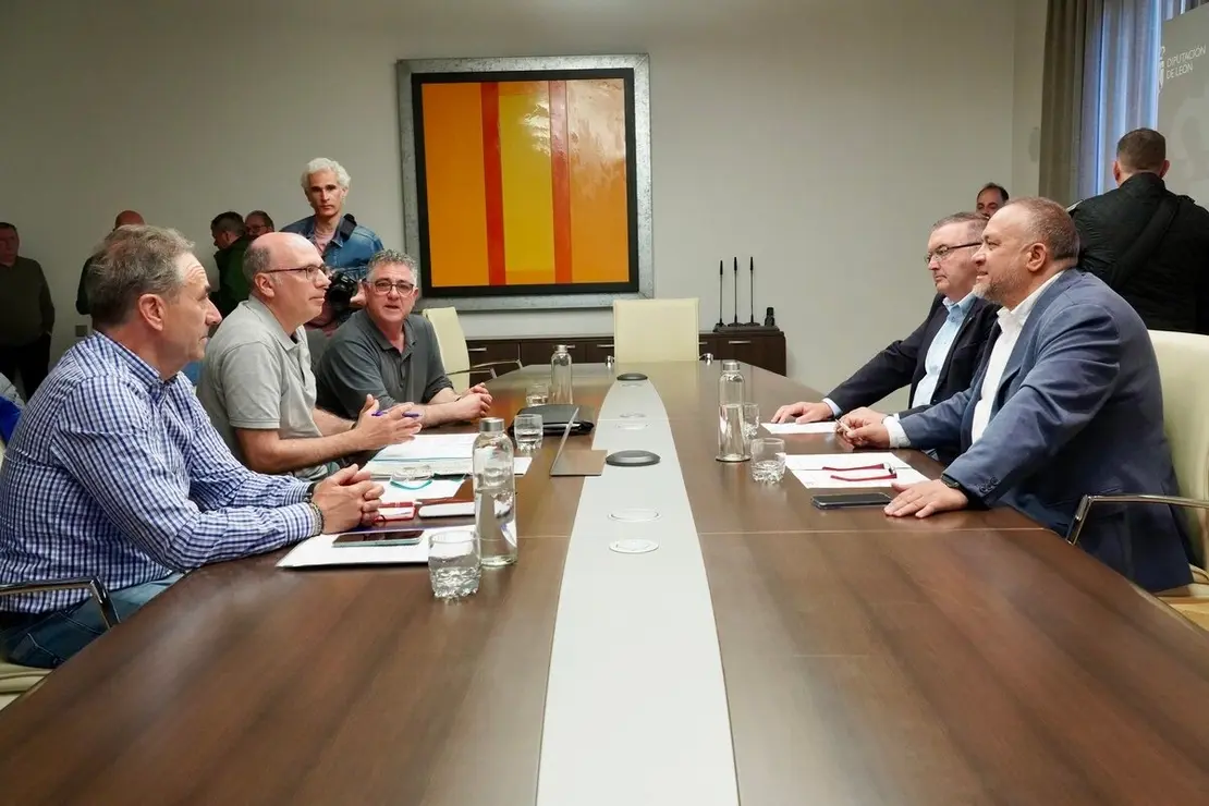 Reunión del presidente de la Diputación de León, Gerardo Álvarez Courel, y el vicepresidente Roberto Aller con el comité de empresa de Azucarera La Bañeza