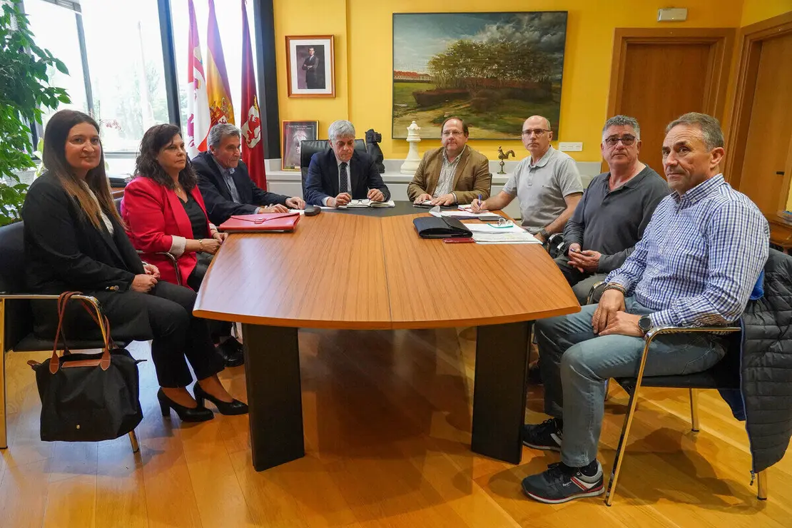 El delegado territorial de la Junta, Eduardo Diego y el alcalde de La Bañeza, Javier Carrera, se reúnen con el comité de empresa de la Azucarera