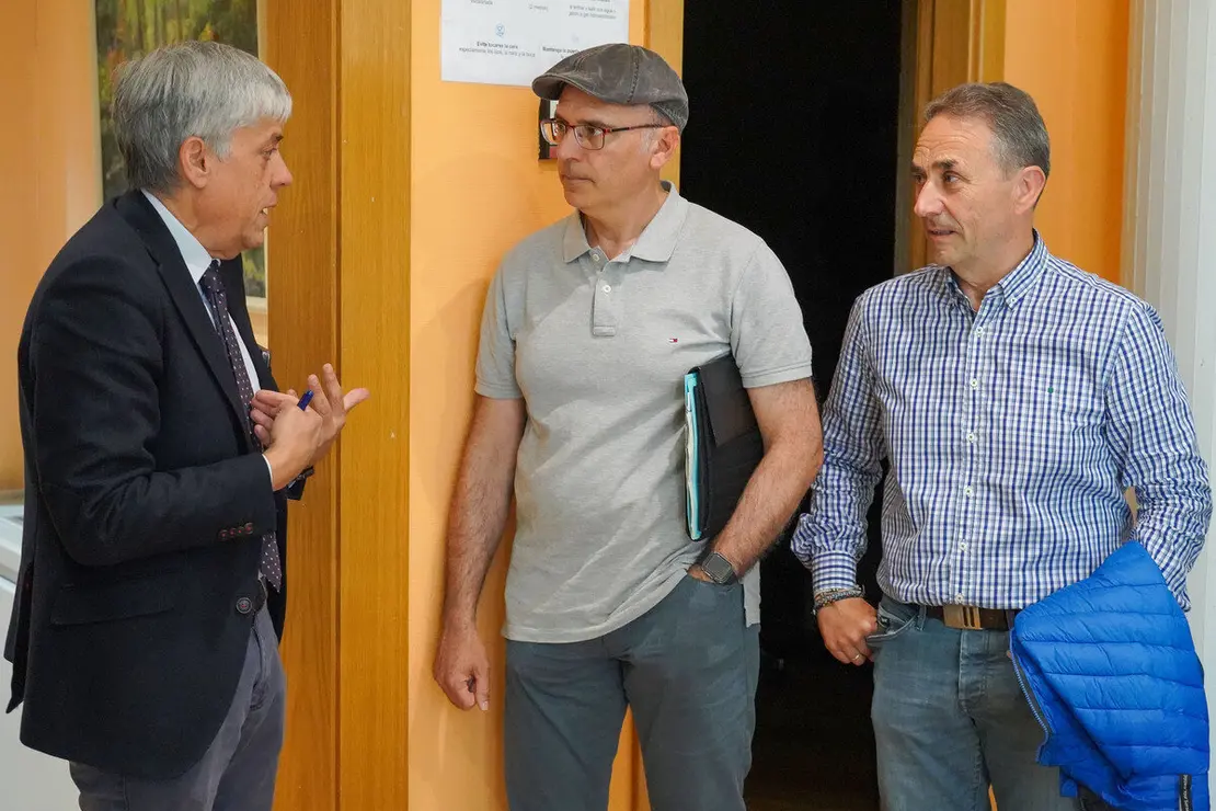 El delegado territorial de la Junta, Eduardo Diego y el alcalde de La Bañeza, Javier Carrera, se reúnen con el comité de empresa de la Azucarera
