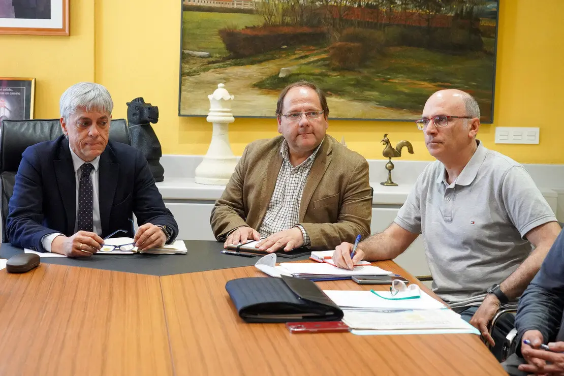 El delegado territorial de la Junta, Eduardo Diego y el alcalde de La Bañeza, Javier Carrera, se reúnen con el comité de empresa de la Azucarera
