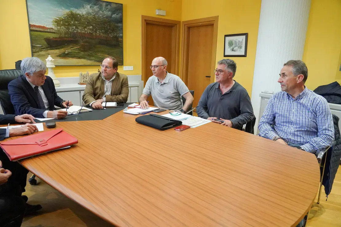El delegado territorial de la Junta, Eduardo Diego y el alcalde de La Bañeza, Javier Carrera, se reúnen con el comité de empresa de la Azucarera