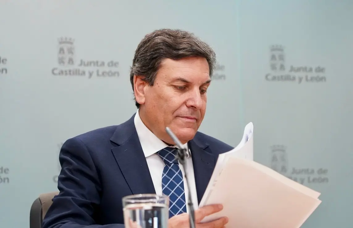 El consejero de Economía y Hacienda y portavoz, Carlos Fernández Carriedo, comparece en rueda de prensa posterior al Consejo de Gobierno.