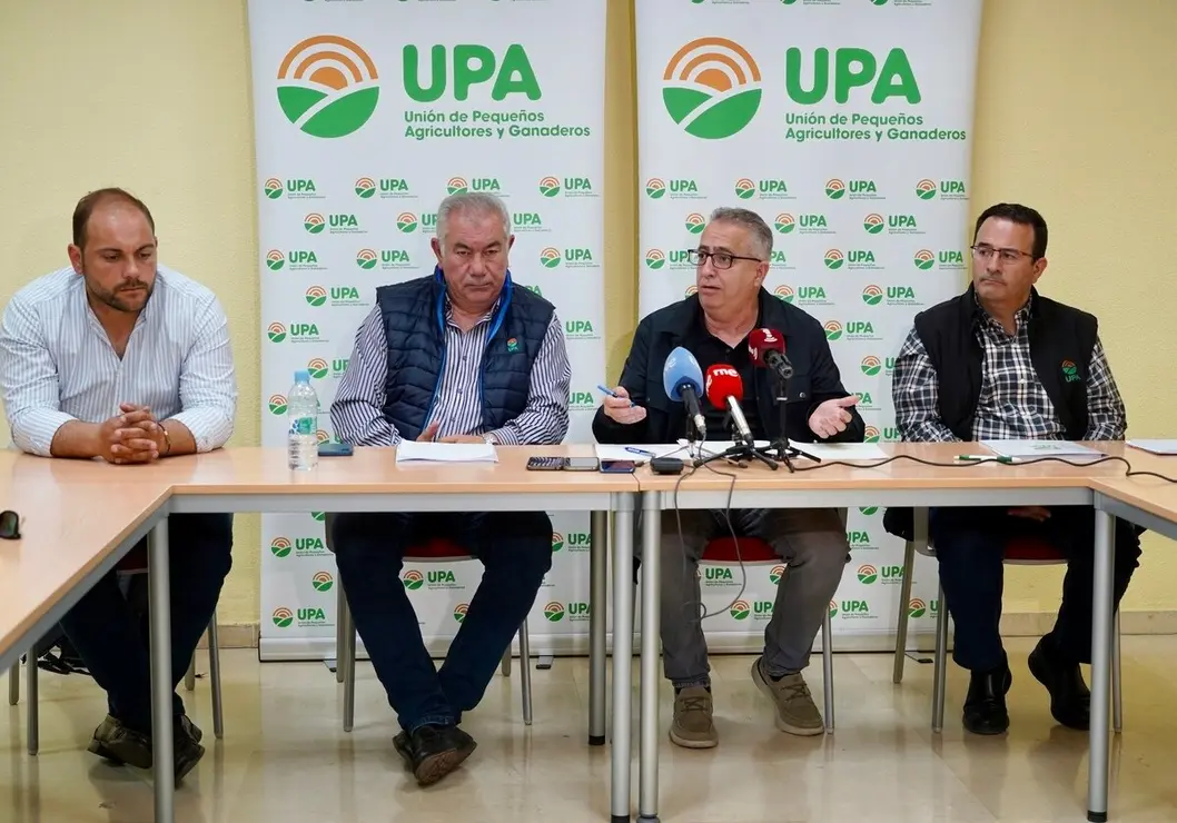 El secretario general de UPA en Castilla y León, Aurelio González, y su homólogo de la organización profesional agraria a nivel nacional, Ignacio Huertas, abordan la situación actual del sector del cereal en Castilla y León.