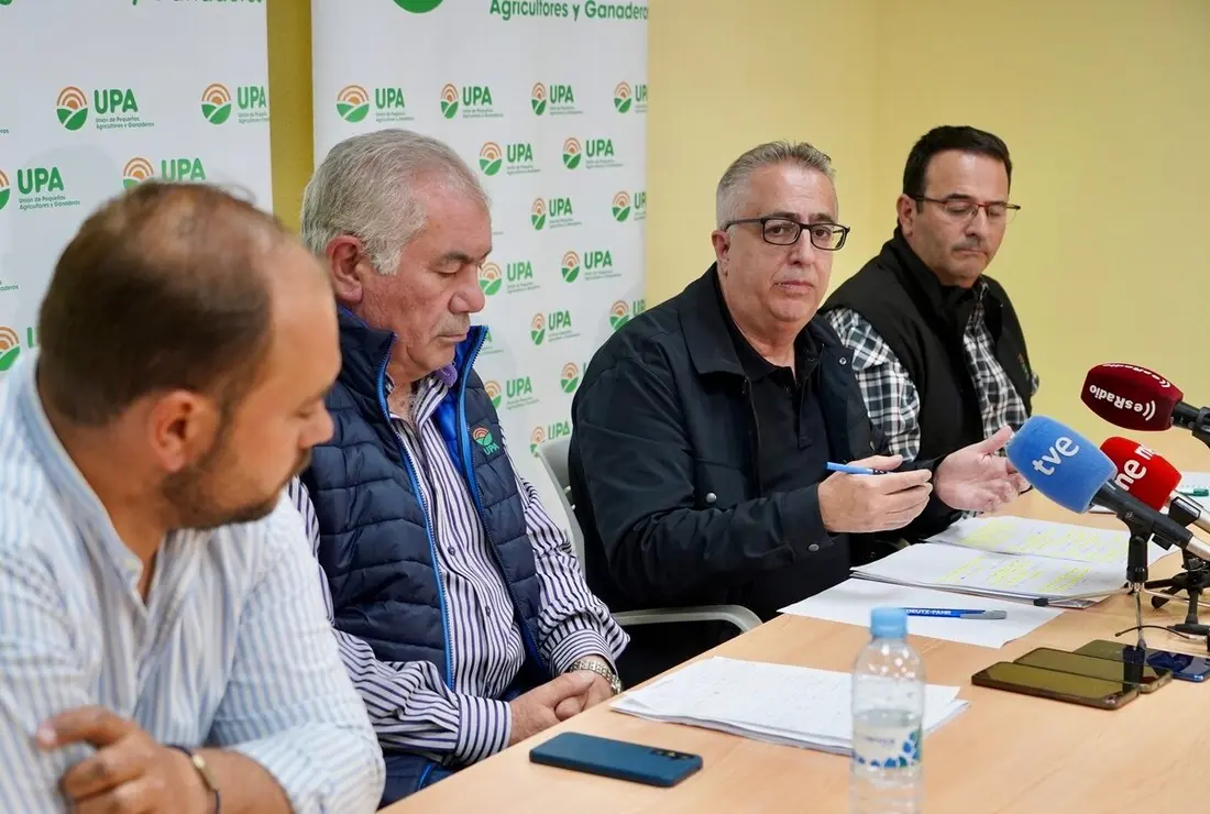 El secretario general de UPA en Castilla y León, Aurelio González, y su homólogo de la organización profesional agraria a nivel nacional, Ignacio Huertas, abordan la situación actual del sector del cereal en Castilla y León.