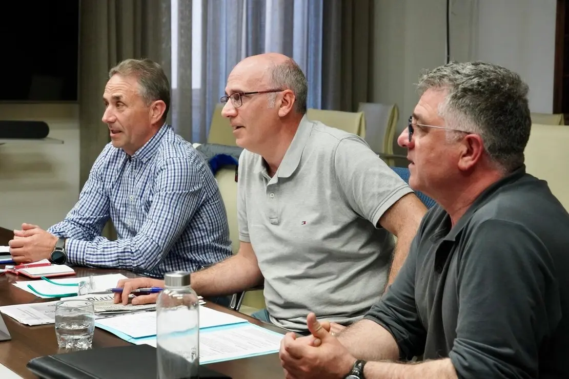 El comité de empresa de Azucarera La Bañeza, durante uno de los encuentros con representantes institucionales.